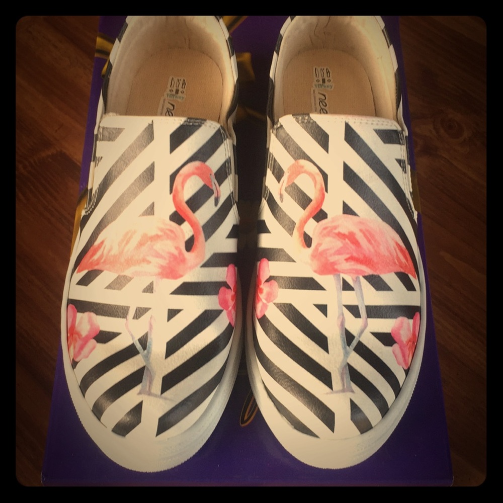 NEEFS. Comfortable walking shoes. Brand new.